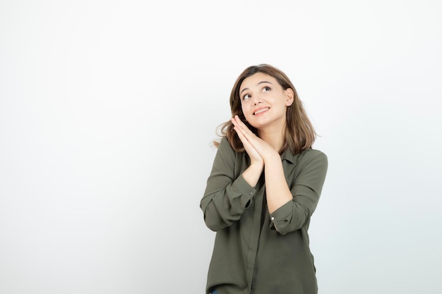 Adorable jeune femme en tenue décontractée debout et pensant. Photo de haute qualité