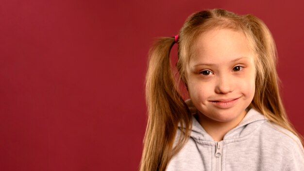 Adorable jeune fille avec espace copie
