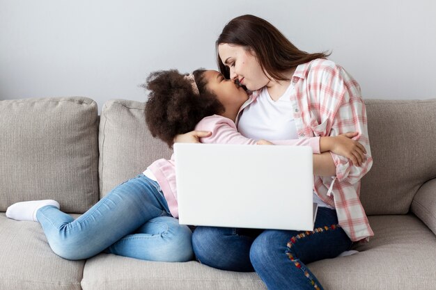 Adorable jeune fille heureuse d'être à la maison avec sa mère