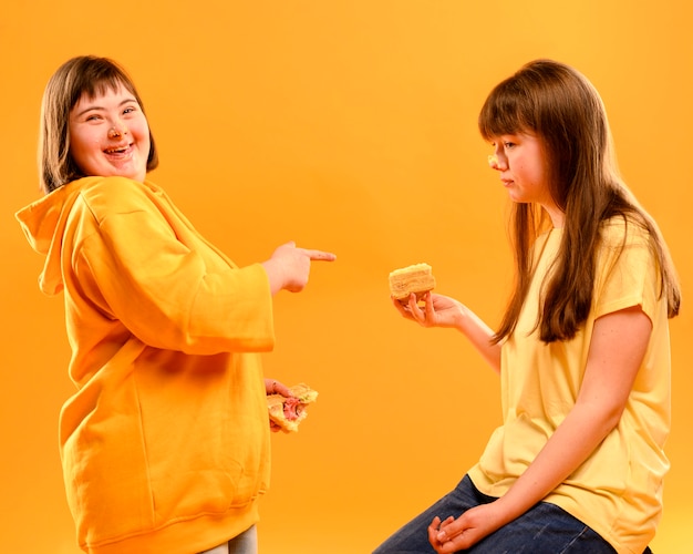 Adorable jeune fille jouant avec un gâteau