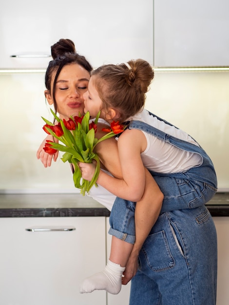 Adorable jeune fille jouant avec la mère