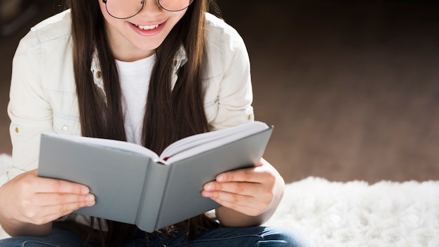 Adorable jeune fille lisant un livre