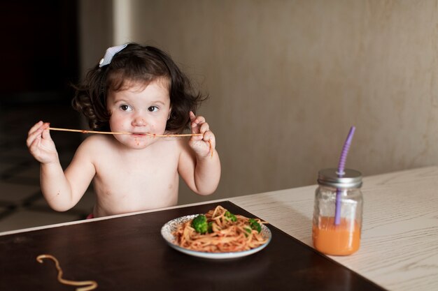 Adorable jeune fille mangeant des spaghettis