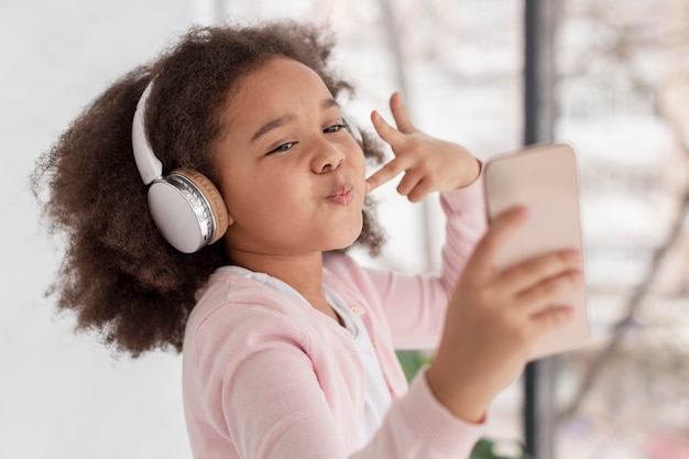 Adorable jeune fille prenant un selfie