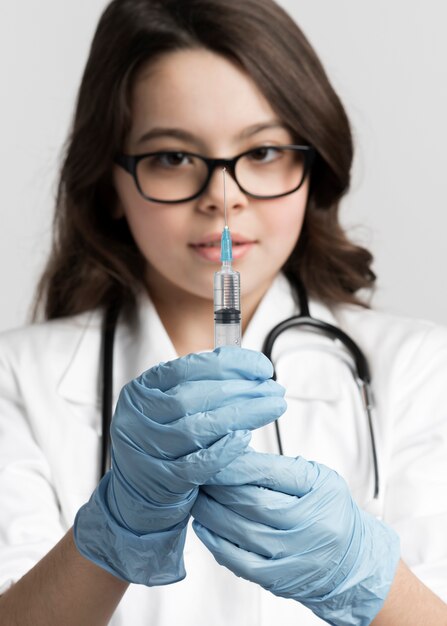 Adorable jeune fille préparant une seringue médicale