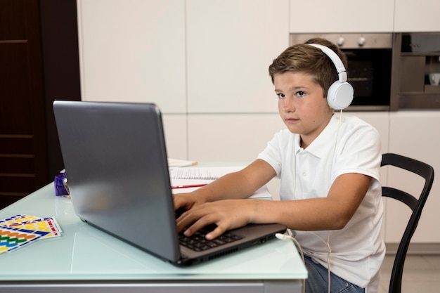 Adorable jeune garçon fait ses devoirs