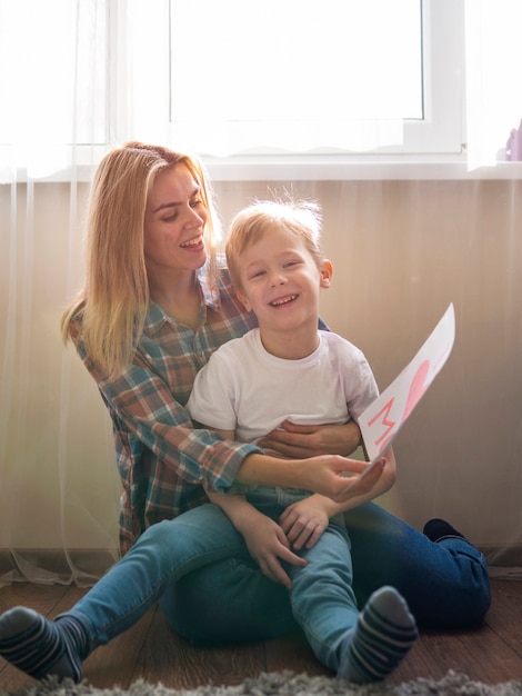 Photo gratuite adorable jeune garçon et mère en riant