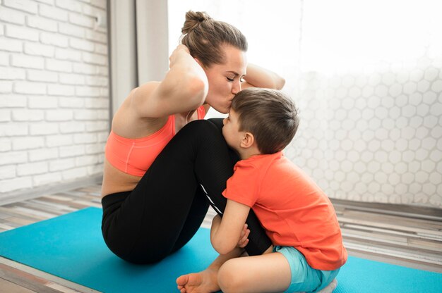 Adorable jeune garçon s'entraînant avec la mère