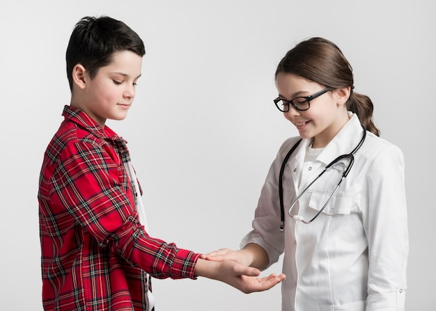 Adorable Jeune Médecin Vérifiant La Santé Des Garçons