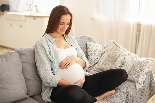 Adorable jolie jeune femme enceinte posant