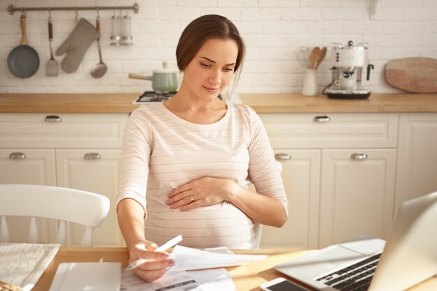 Adorable jolie jeune femme enceinte posant