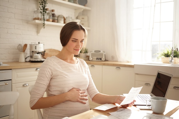 Adorable Jolie Jeune Femme Enceinte Posant