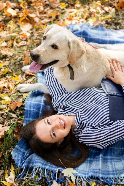 Adorable Labrador jouant avec une femme