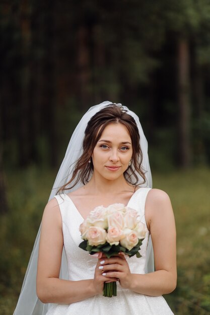 Adorable mariée se prépare le matin