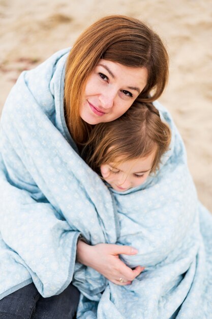 Adorable mère et fille en couverture