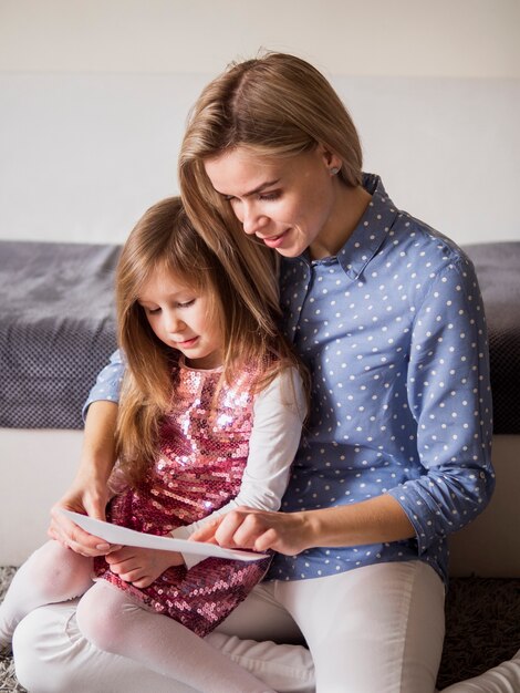 Photo gratuite adorable mère et fille ensemble