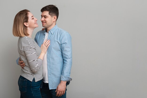 Adorable père et mère se tenant