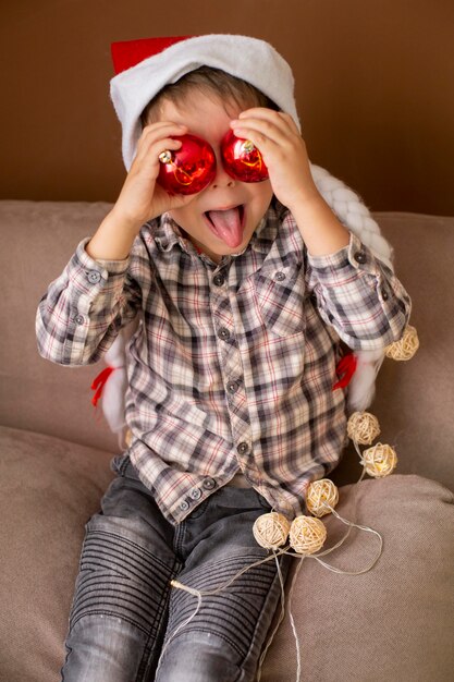 Adorable petit garçon la nuit de Noël à la maison