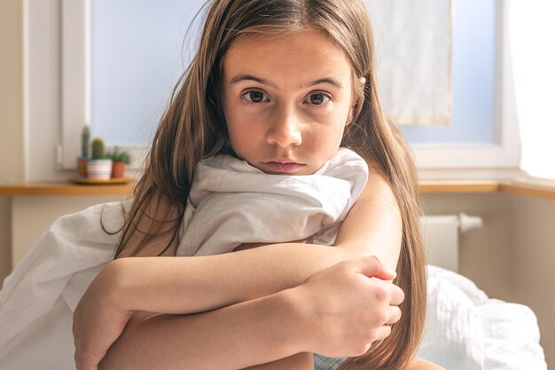 Adorable petite fille dans son lit tôt le matin