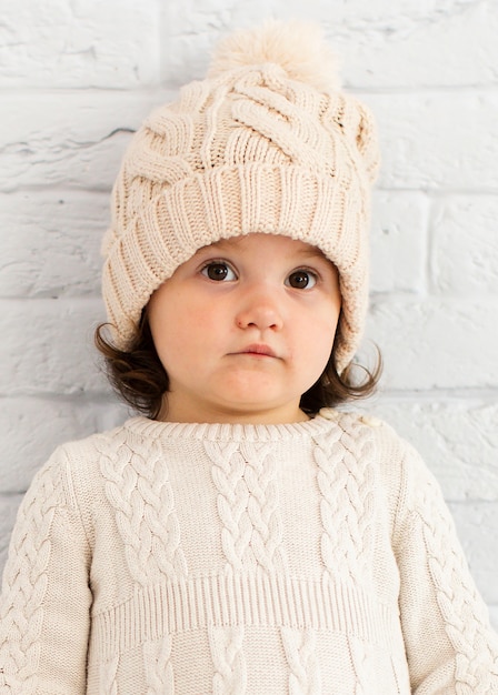 Photo gratuite adorable petite fille en hiver habillée