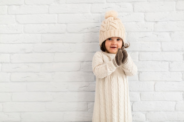 Photo gratuite adorable petite fille en hiver habillée