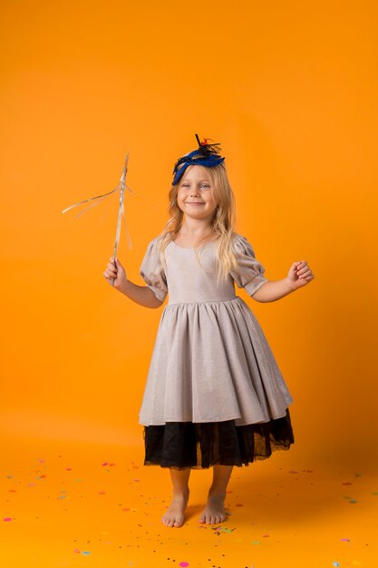 Adorable petite fille avec masque en costume