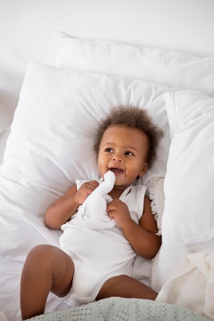 Adorable petite fille noire à la maison