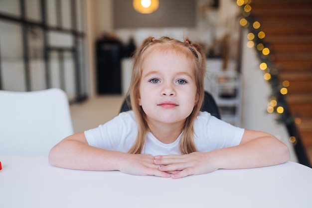 Adorable petite fille regardant la caméra en gros plan