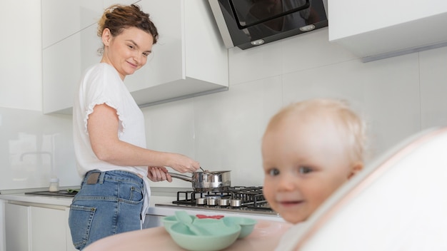 Photo gratuite adorable petite fille avec sa mère dans la cuisine