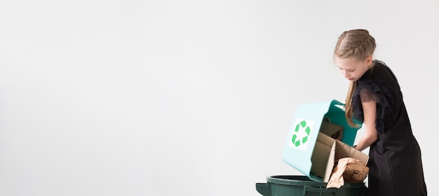 Photo gratuite adorables jeunes filles recyclant avec copie espace