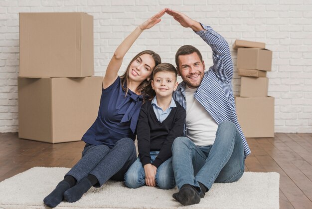 Adorables parents avec fils à la maison