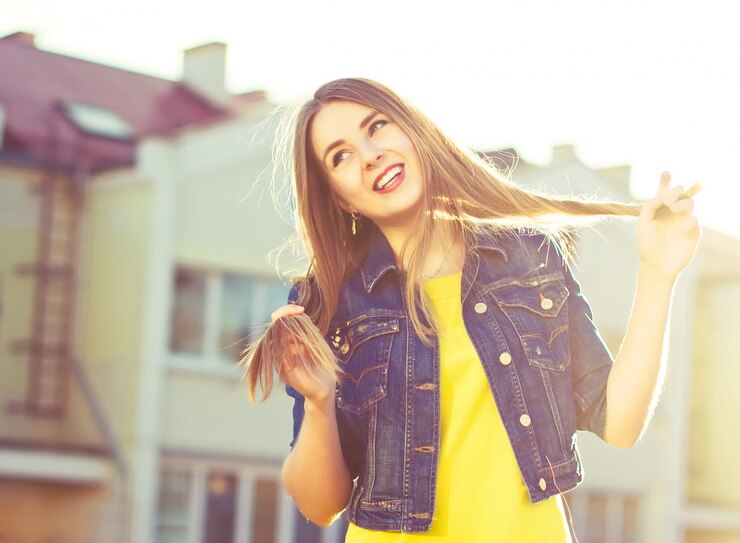 Photo gratuit ados jouant avec ses longs cheveux