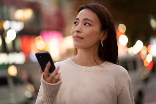 Adulte d'âge moyen s'amusant la nuit