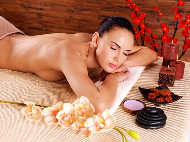 Adulte belle femme relaxante dans le salon spa. Thérapie de soins de beauté