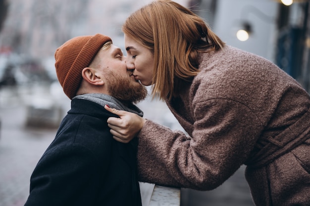 Adulte couple d'amoureux s'embrassant dans une rue