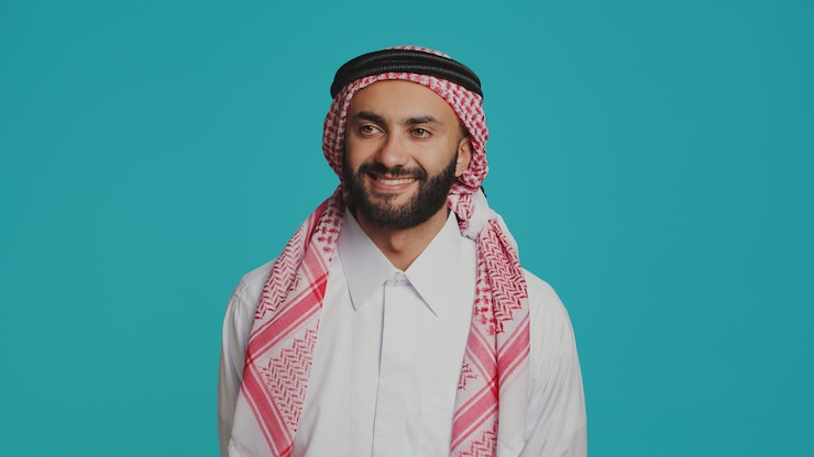 Photo gratuit un adulte musulman souriant avec confiance.