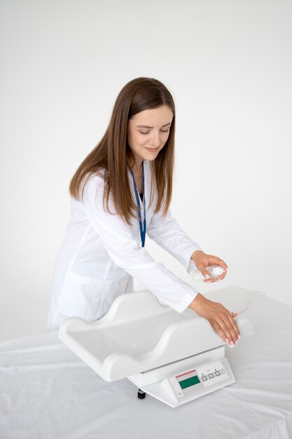 Adulte prenant soin du poids du bébé