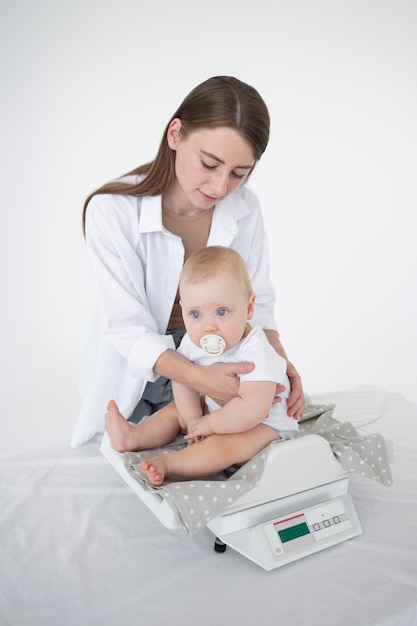 Adulte prenant soin du poids du bébé