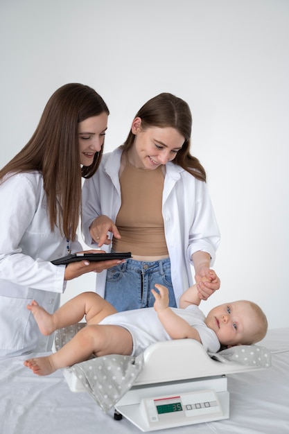 Photo gratuite adulte prenant soin du poids du bébé