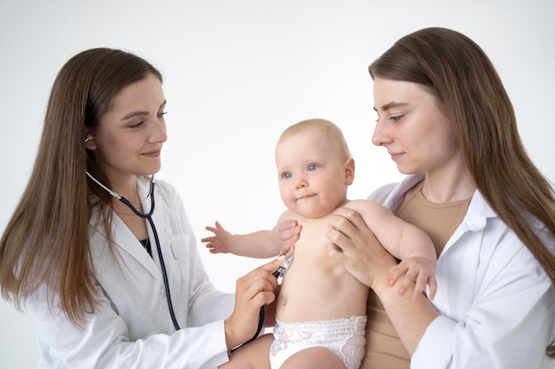 Photo gratuite adulte prenant soin du poids du bébé