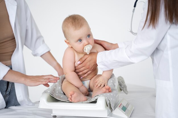 Adulte prenant soin du poids du bébé