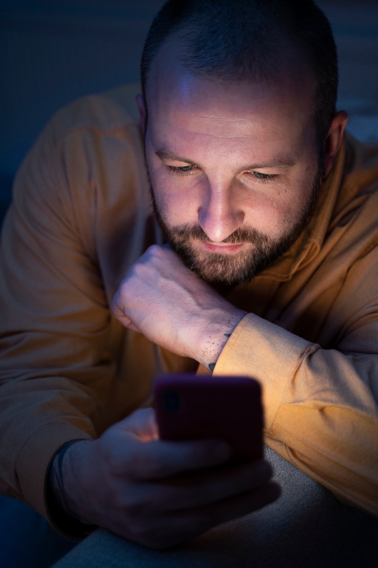 Photo gratuit adulte souffrant d'addiction aux réseaux sociaux
