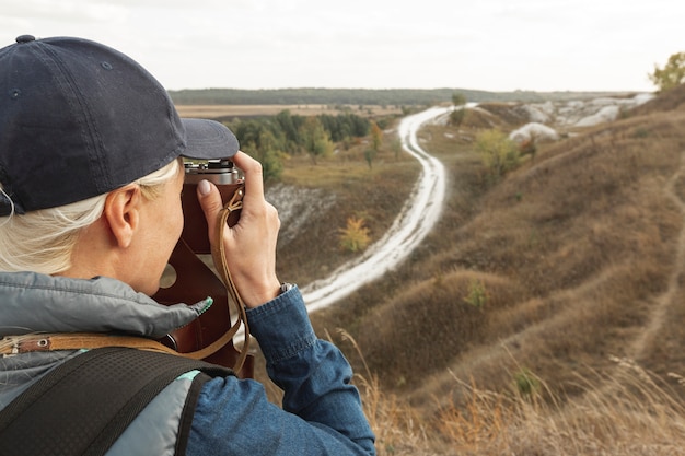 Adulte voyageur prenant des photos en plein air