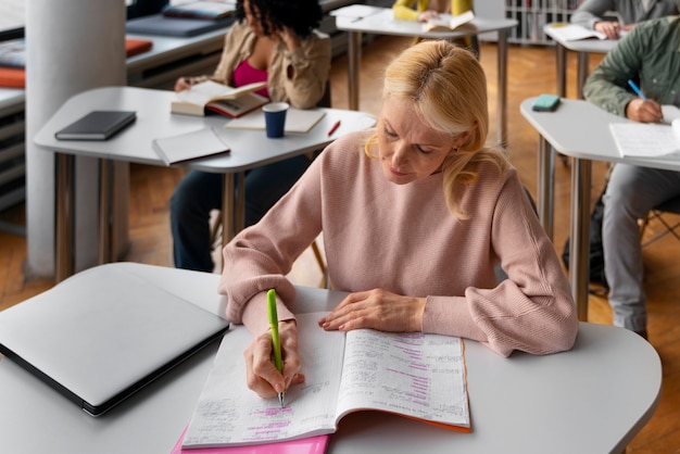 Adultes à angle élevé étudiant ensemble