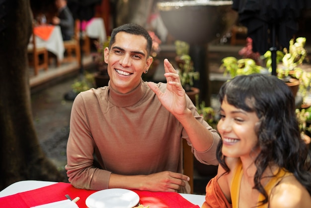 Photo gratuite adultes appréciant la nourriture mexicaine