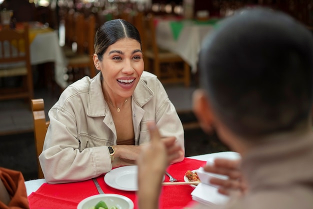 Photo gratuite adultes appréciant la nourriture mexicaine