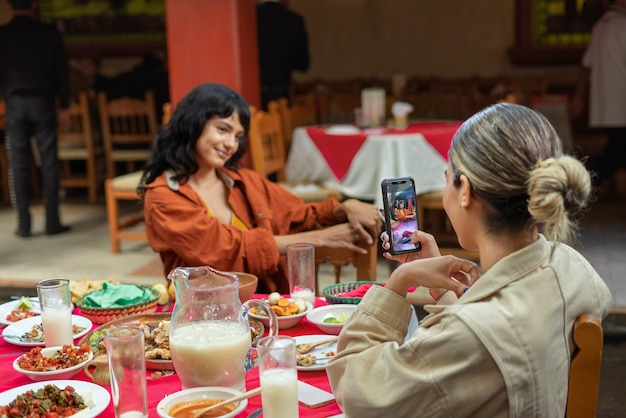 Photo gratuite adultes appréciant la nourriture mexicaine