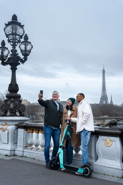 Adultes apprenant à utiliser un scooter électrique