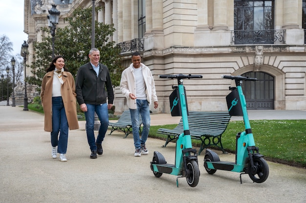 Adultes apprenant à utiliser un scooter électrique