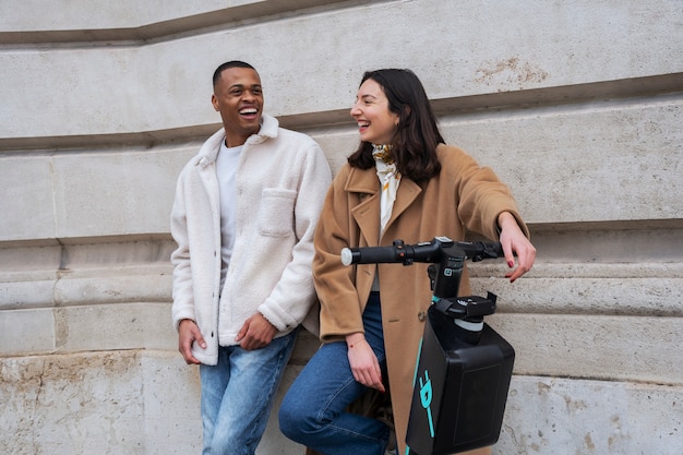 Adultes apprenant à utiliser un scooter électrique